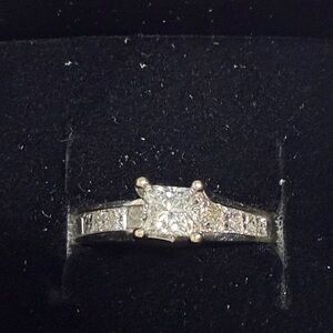 14k White Gold  Diamond Ring